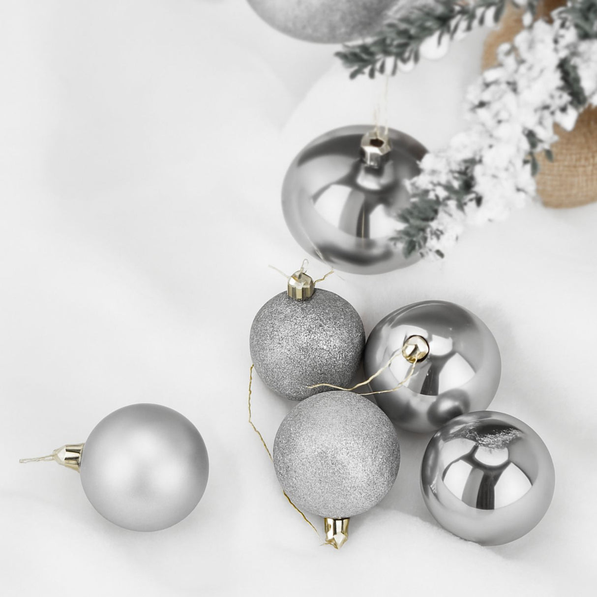 24 Esferas Navideñas Bambalinas 8 Cm Plateado Decoracion. Perfectas para dar un toque elegante a tu árbol. ¡Compra ahora y decora con estilo!-2