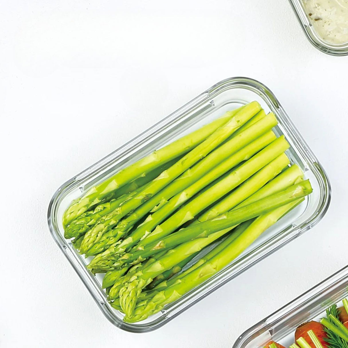 contenedor de vidrio rectangular con esparragos verdes frescos
