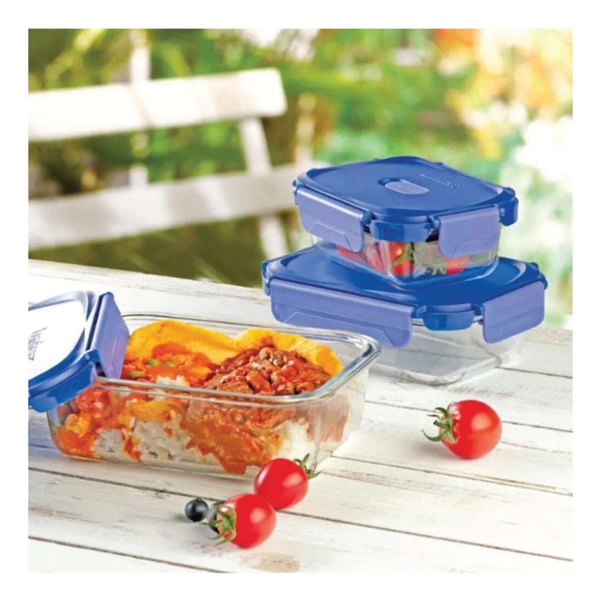 contenedor de vidrio rectangular con comida y tapa azul