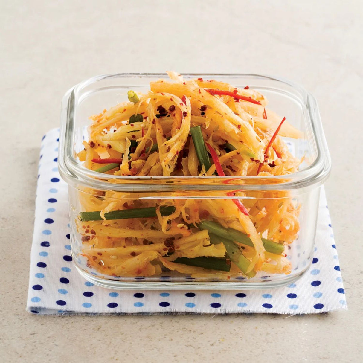 ensalada de papaya verde y vegetales en contenedor de vidrio