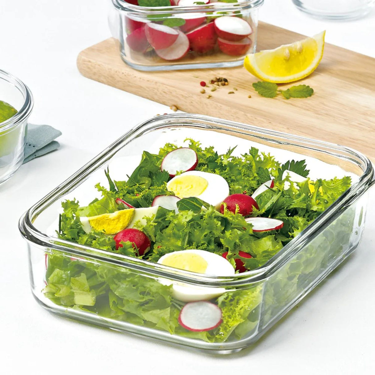 ensalada verde con huevo en contenedor de vidrio cuadrado Glasslock