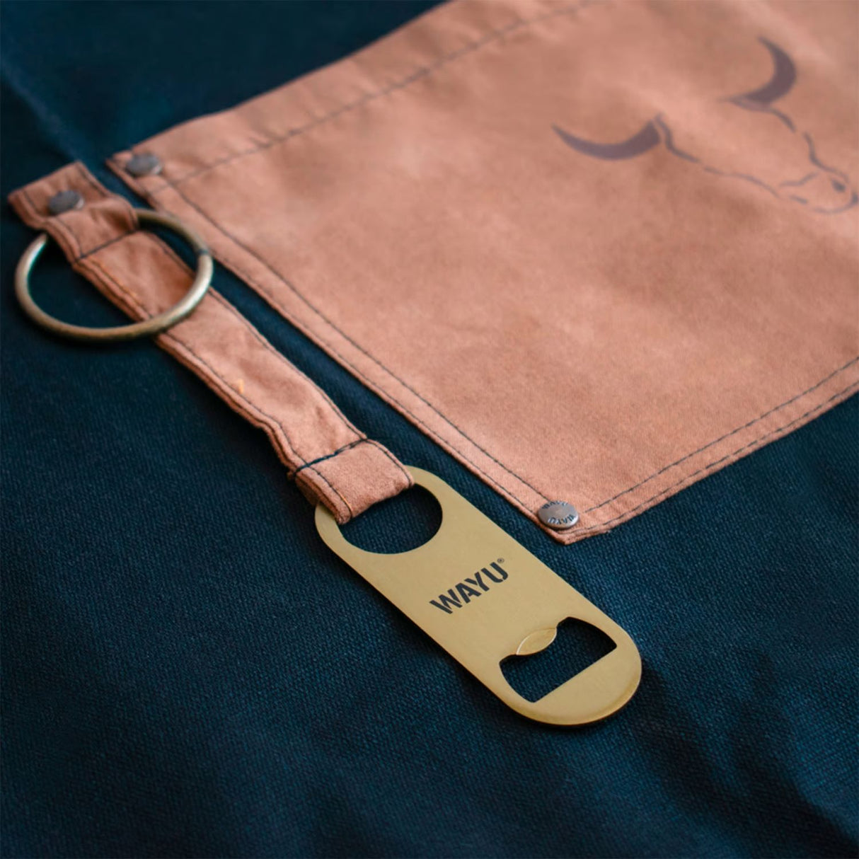 Mandil Ajustable Con Destapador 48x80cm Wayu Parrilla Cocina BBQ. Protege tu ropa y abre tus bebidas fácilmente. ¡Compra ahora y cocina con estilo!-3