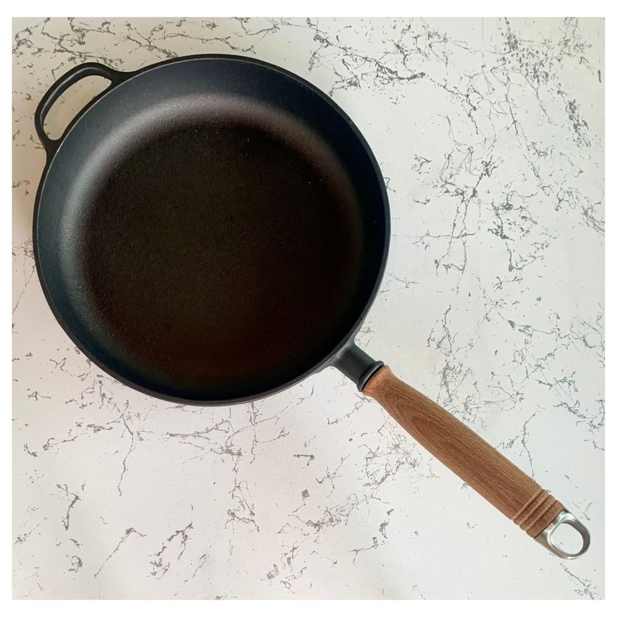 Sarten Redondo Wayu 28Cm Iron Cast Acero Resistente Cocina Disfruta de una cocción uniforme y versátil en tu cocina. ¡Haz tu pedido y mejora tus platillos!-4