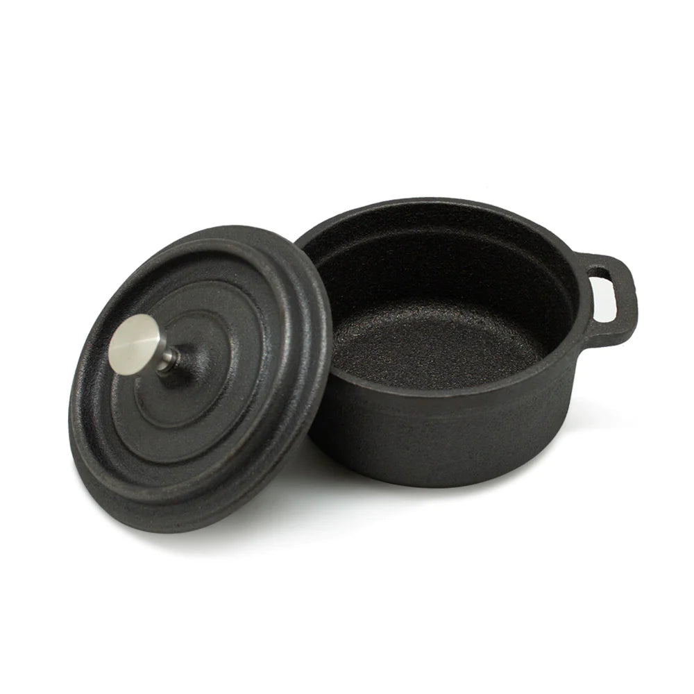 Mini olla cacerola Wayu de hierro fundido, 10 cm, color oscuro, ideal para guisos y presentación en mesa, resistente hasta 537°C.-1-2-1-1