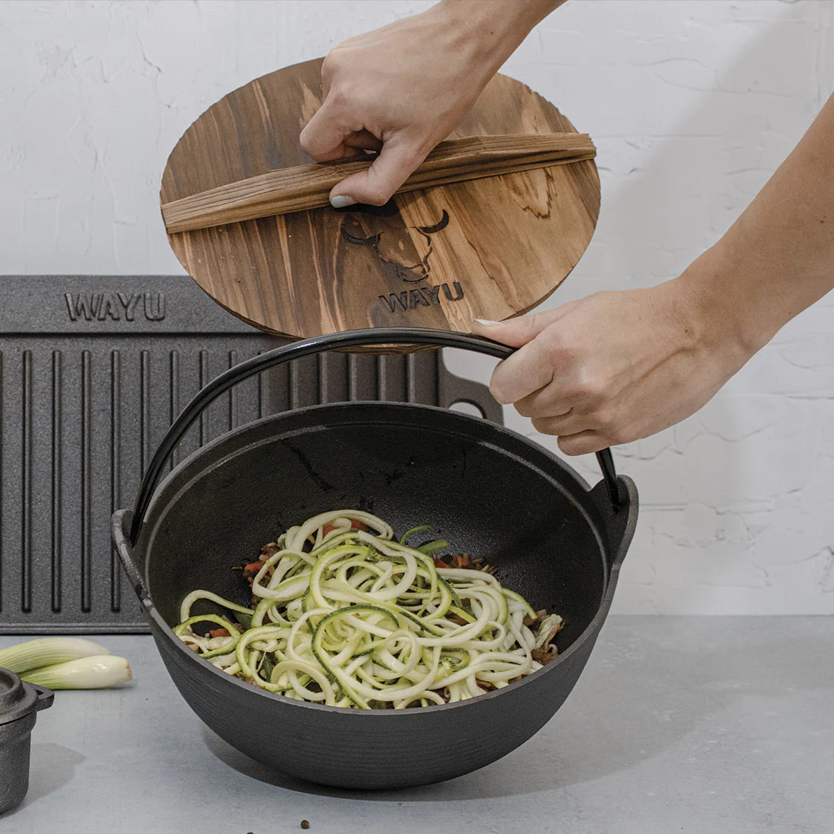 Olla con Tapa de Madera Wayu Iron Cast: Potencia y Elegancia en tu Cocina. Disfruta de una cocción perfecta y elegante. ¡Haz tu compra hoy mismo!-3