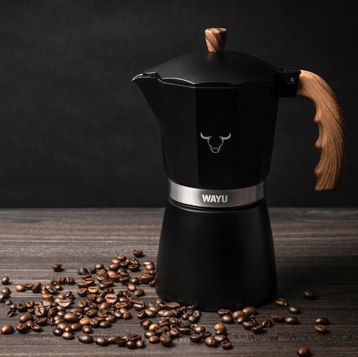 Cafetera Italiana Wayu de acero con mango de madera de acacia, ideal para preparar café en casa o al aire libre. Disponible en Disparo.cl-4