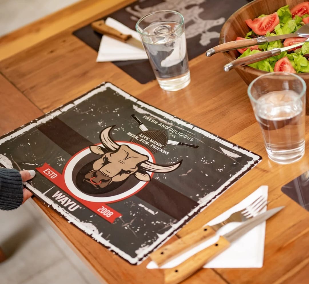 Elegancia Sustentable en Cada Comida Mejora la presentación de tus platos y cuida el medio ambiente. Descubre el Individual PVC Toro Wayu y transforma tu mesa.-3