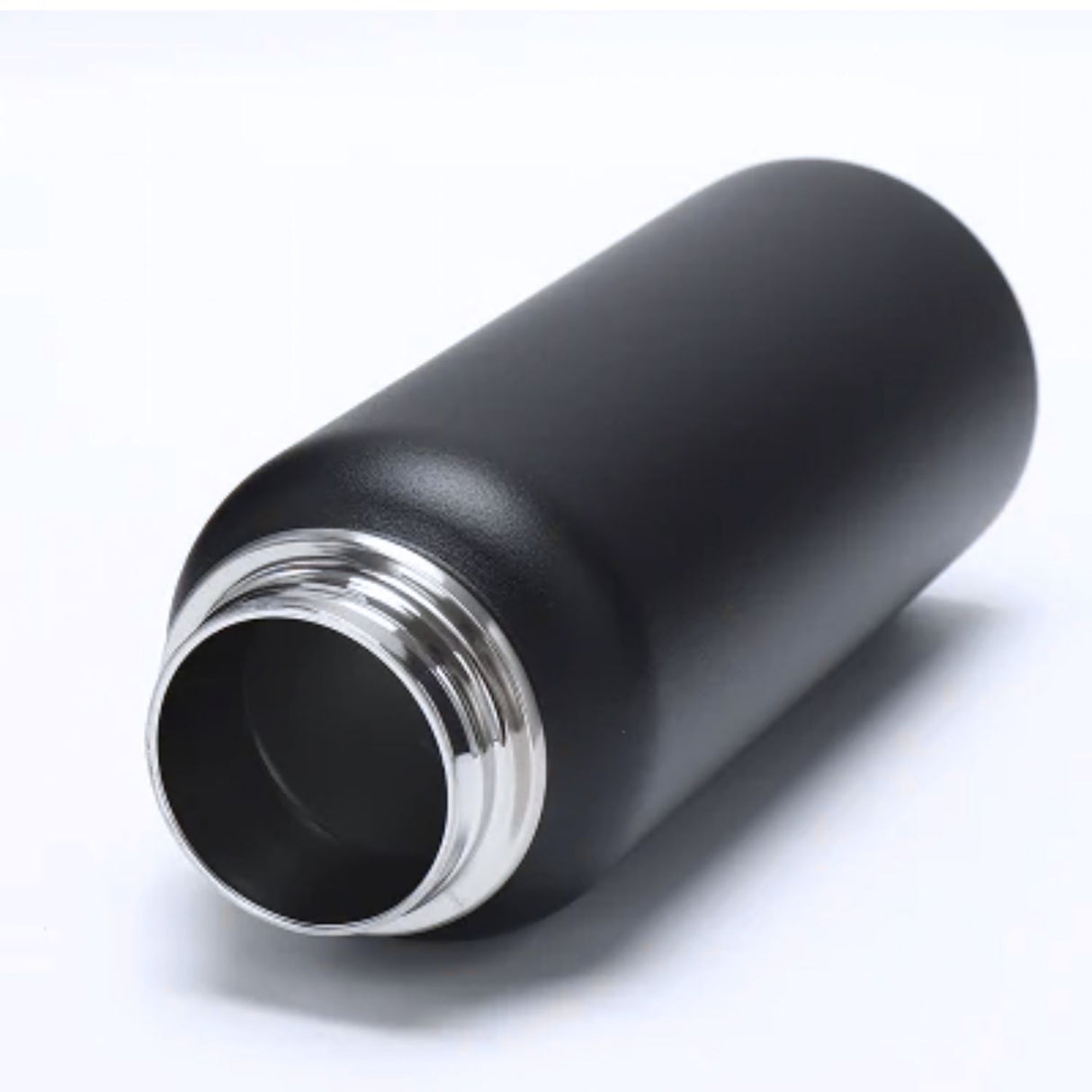 Botella insulada negra de 1 litro en aluminio, mantiene bebidas frías por 24h y calientes por 12h, ideal para deporte y viajes.-1-3-1-1