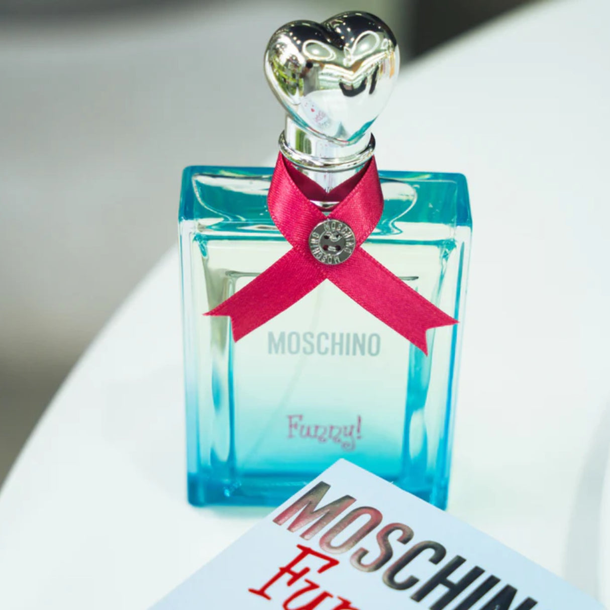 Funny EDT 100ML Mujer Moschino, una fragancia fresca y divertida que resalta tu personalidad. ¡Descúbrela y atrévete a ser única hoy!-2