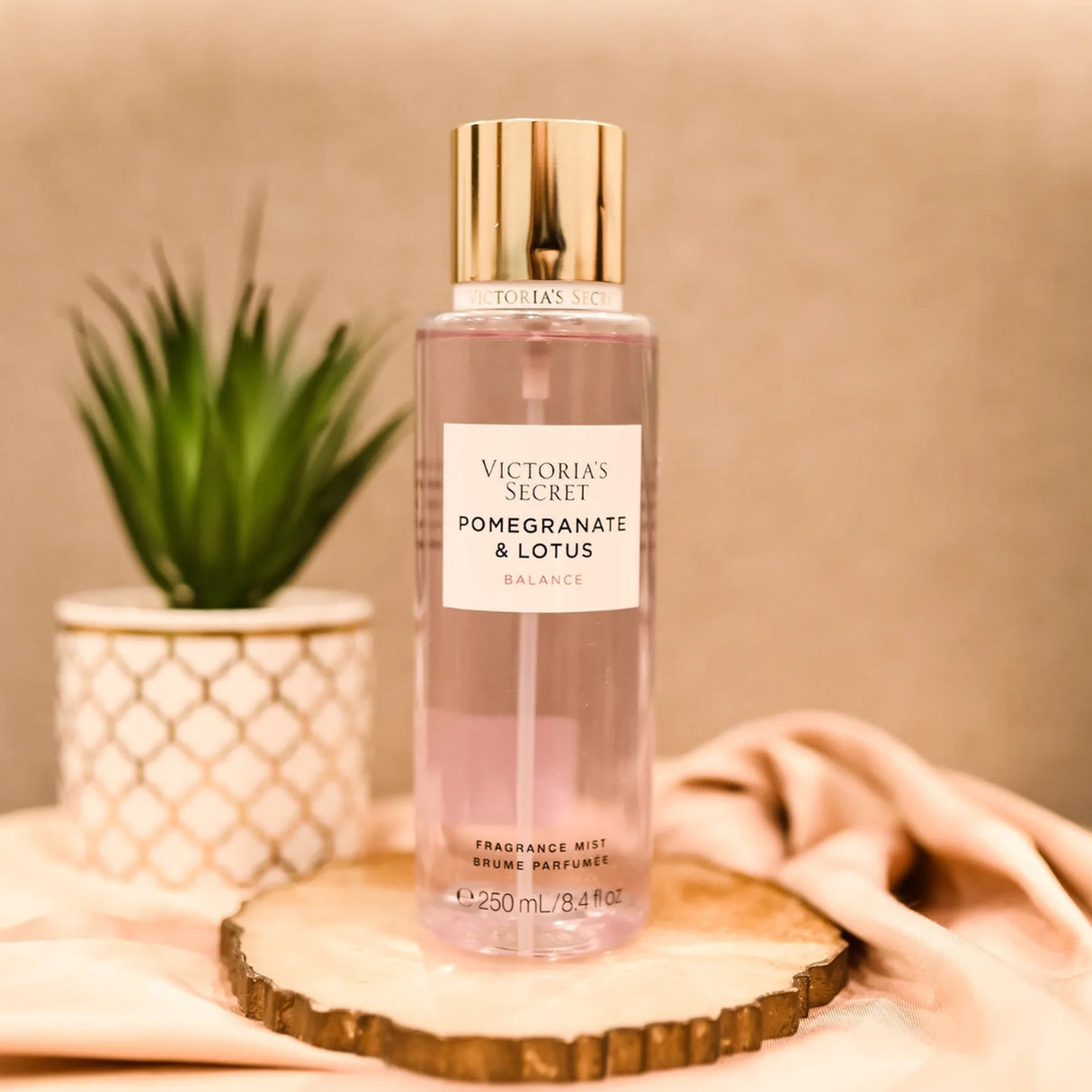 Victoria Secret Pomegranate Lotus Body Splash 250ml Mujer. Fragancia fresca y duradera que te hará sentir irresistible. ¡Descúbrelo ahora!-3