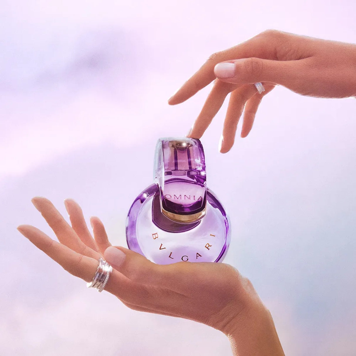 Bvlgari Omnia Amethyste Edt 100 Ml Mujer, una fragancia floral y fresca que realza tu elegancia. ¡Descúbrelo ahora y deslumbra con tu aroma!-3