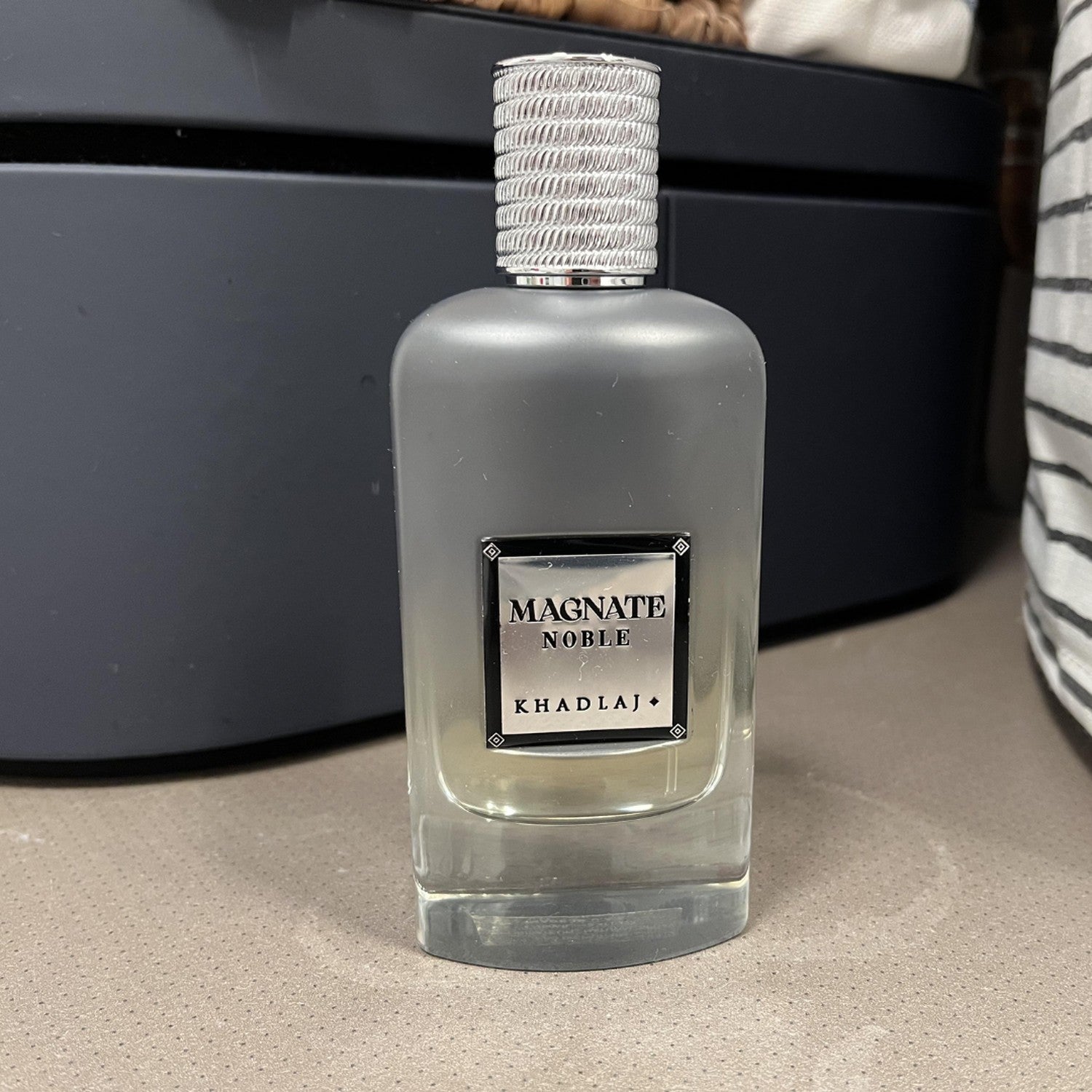 Khadlaj Magnate Noble Edp 100 Ml Hombre, una fragancia sofisticada y duradera que realza tu estilo. ¡Descúbrelo ahora y destaca en cada ocasión!-3