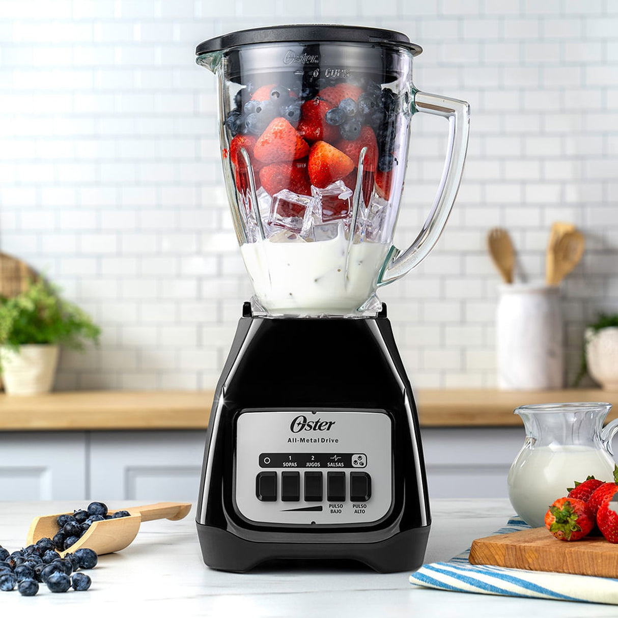 Licuadora Oster® 2 Velocidades y Vaso de Vidrio Boroclass. Potente y duradera, ideal para recetas saludables. ¡Compra ahora y transforma tu cocina!-2