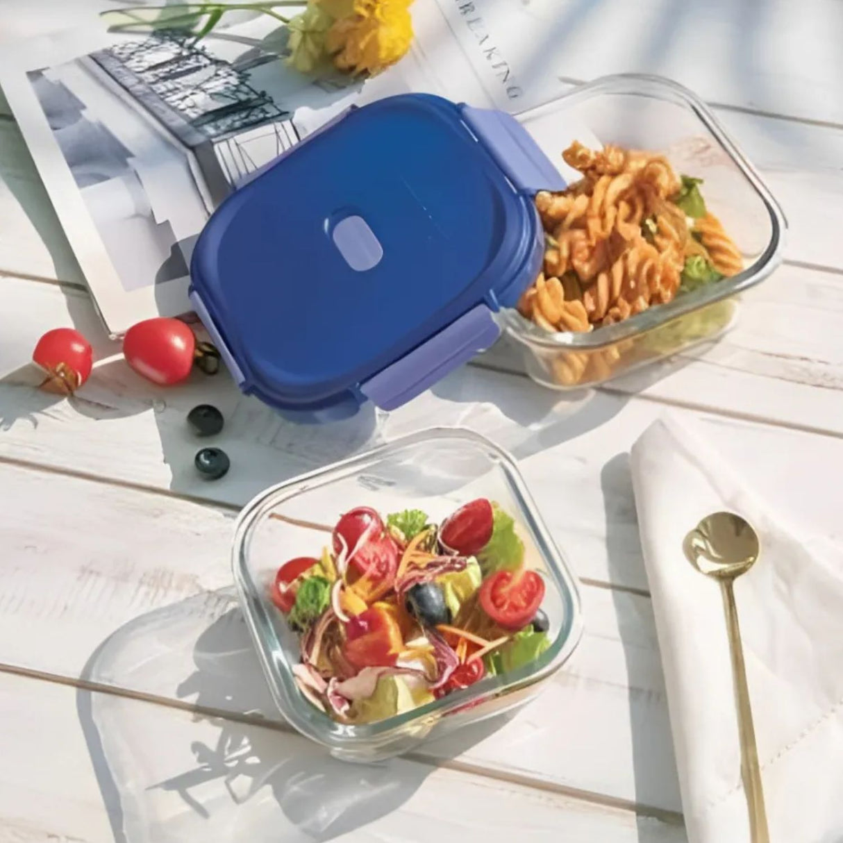 set de contenedores de vidrio con ensalada y pasta