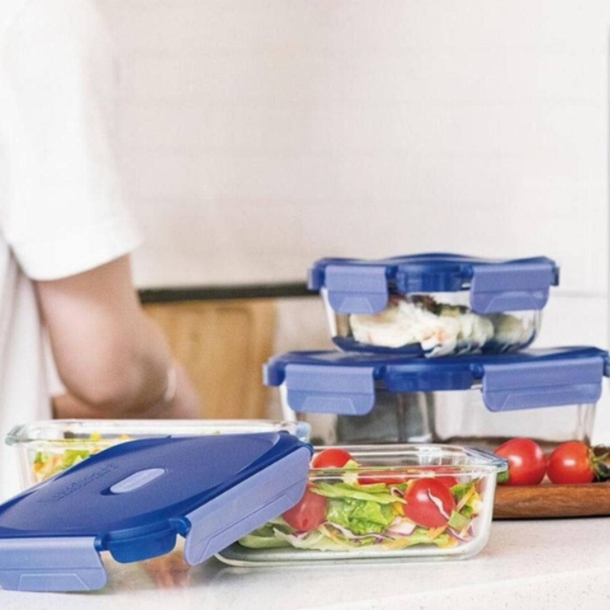 set de contenedores de vidrio con tapa azul en cocina