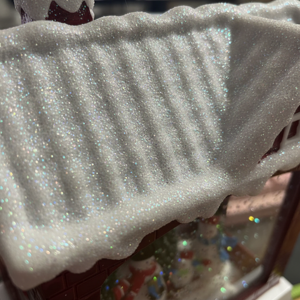 Detalle textura techo nevado glitter farol navideño casa ladrillo rojo