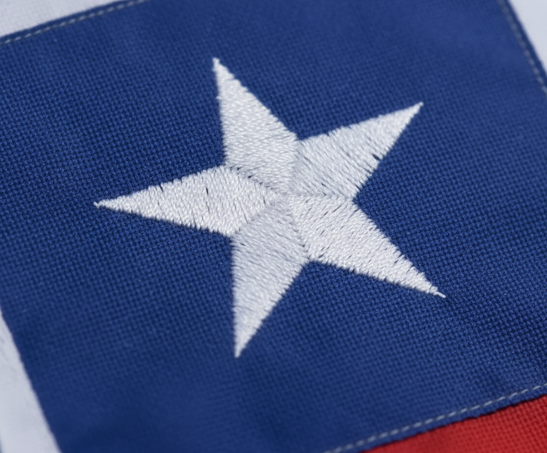 Bandera chilena grande ondeando en quincho Fiestas Patrias dieciocho septiembre