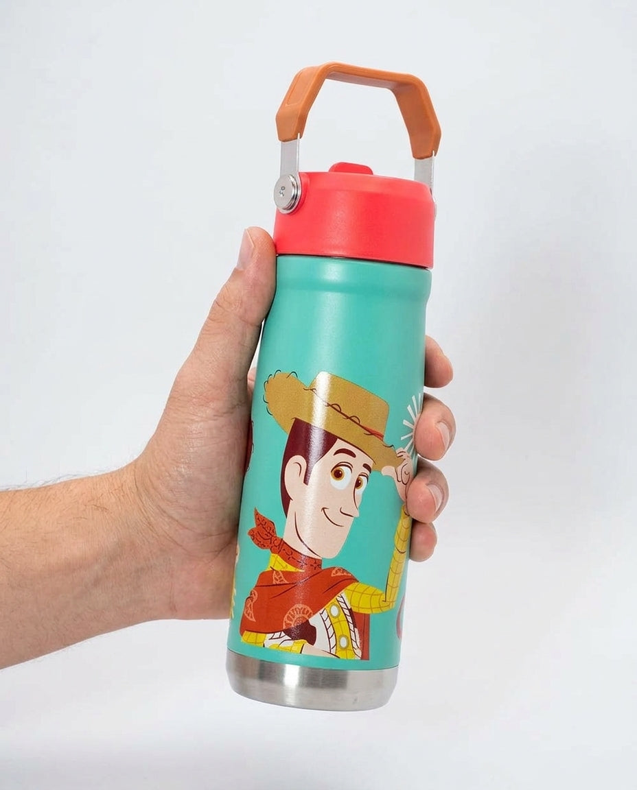 Niño sosteniendo botella Toy Story 650ml trekking aire libre Chile