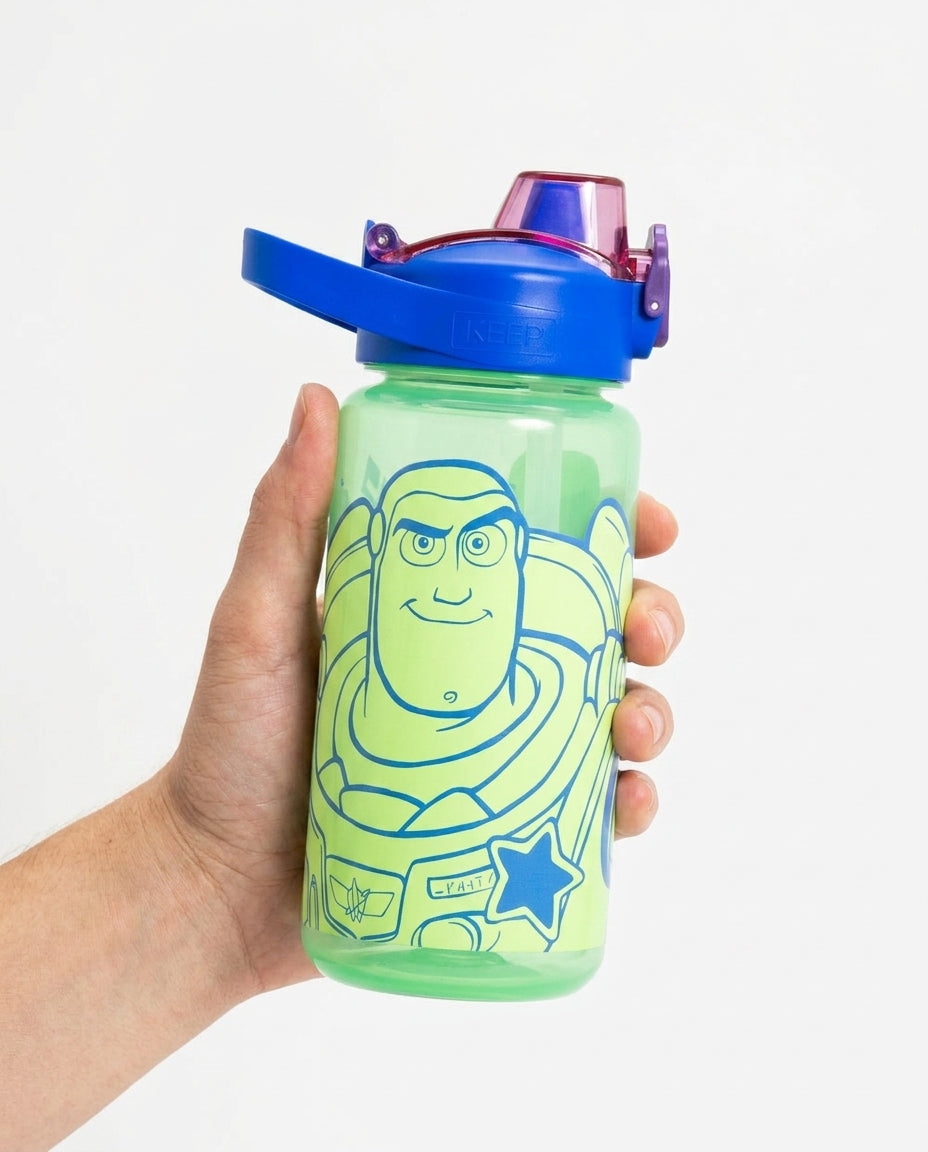 Botella infantil verde Toy Story 5 sobre mesón cocina hogar chileno