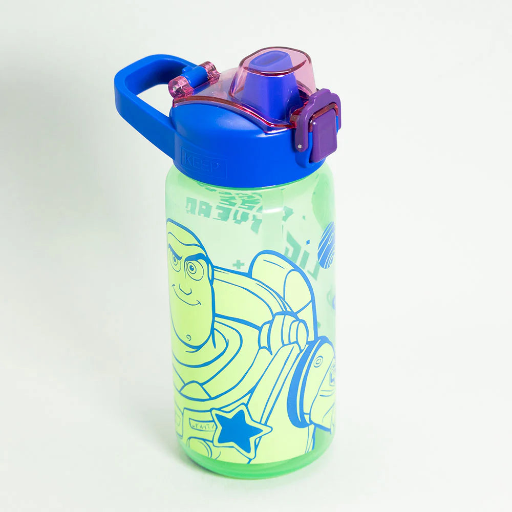 Niño bebiendo de botella flip Toy Story en parque día soleado