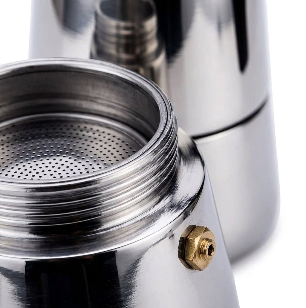 Cafetera italiana espresso sobre cocina a gas hogar chileno vapor café