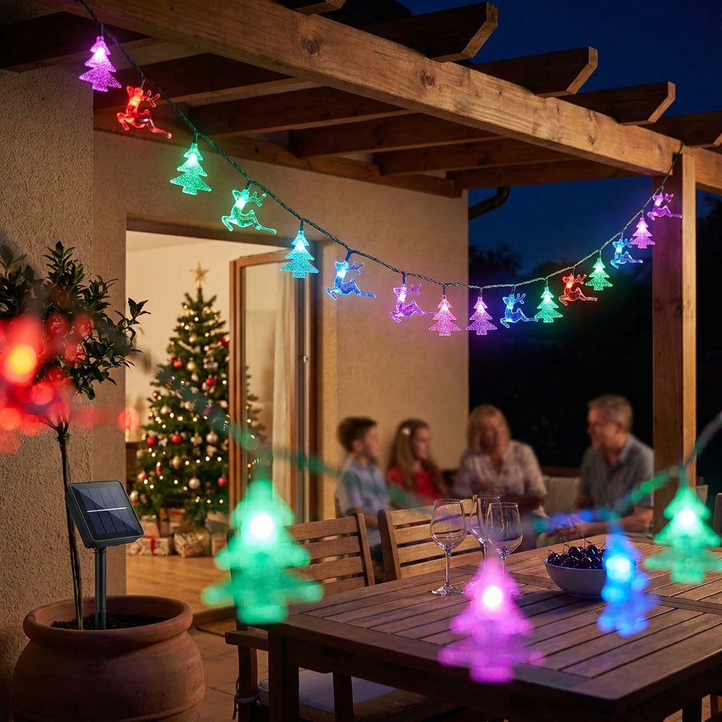 Luces navidenas solares renos multicolor decorando terraza chilena de noche