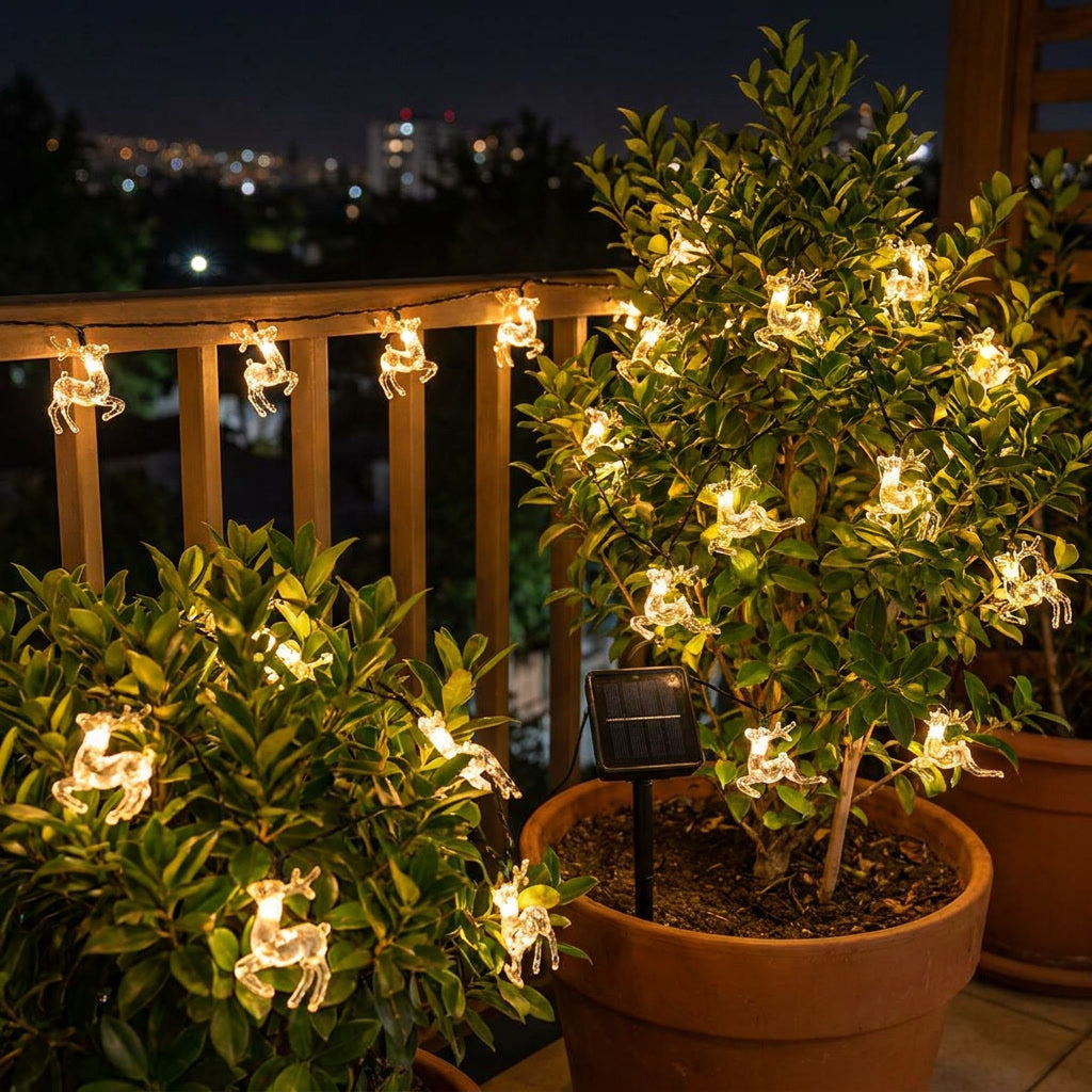 Guirnalda luces renos LED cálidas decorando living chileno Navidad