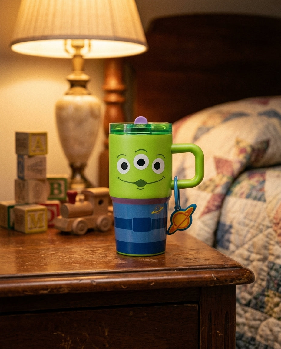 Mug Toy Story Alien en cocina chilena moderna con café caliente