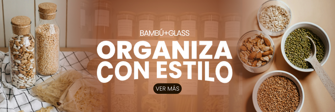 Banner publicitario con frascos de vidrio con tapa de corcho y bowls de bambú llenos de granos, semillas y frutos secos, acompañado del texto "Organiza con estilo" de la línea Bambú+Glass.