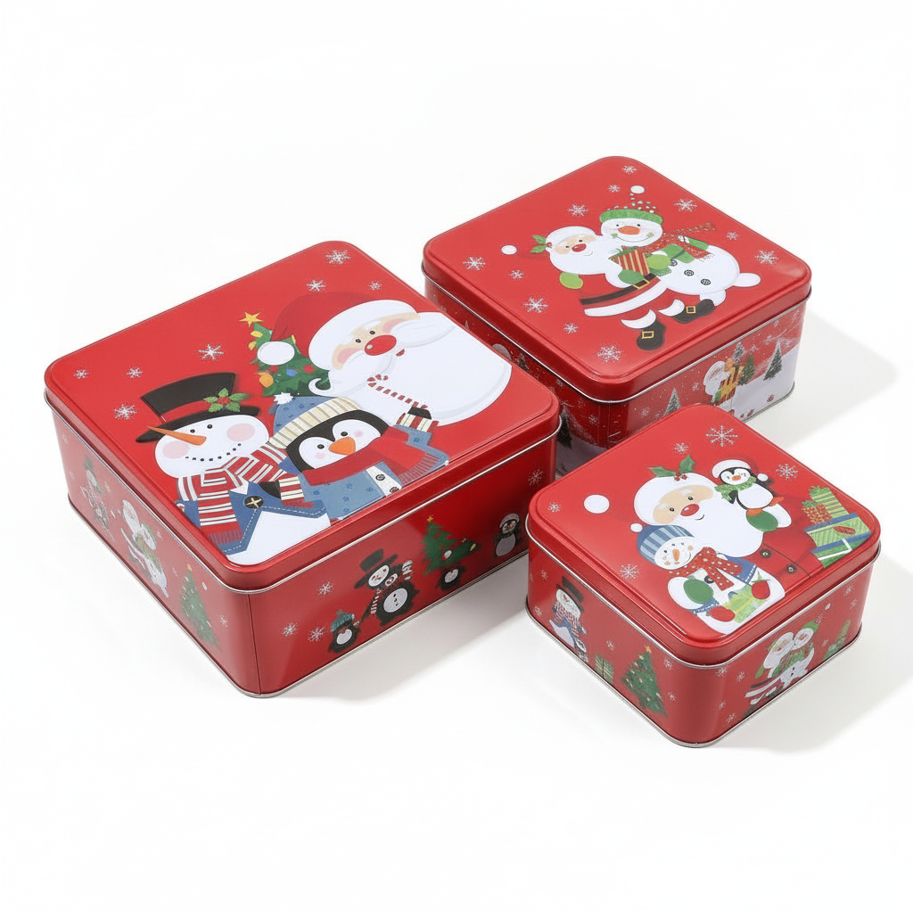 Set 3 cajas metálicas navideñas ángulo 45 grados fondo blanco estudio