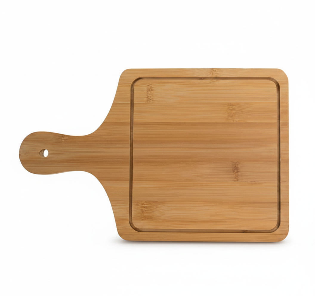Tabla de picoteo madera cuadrada con mango fondo blanco vista frontal