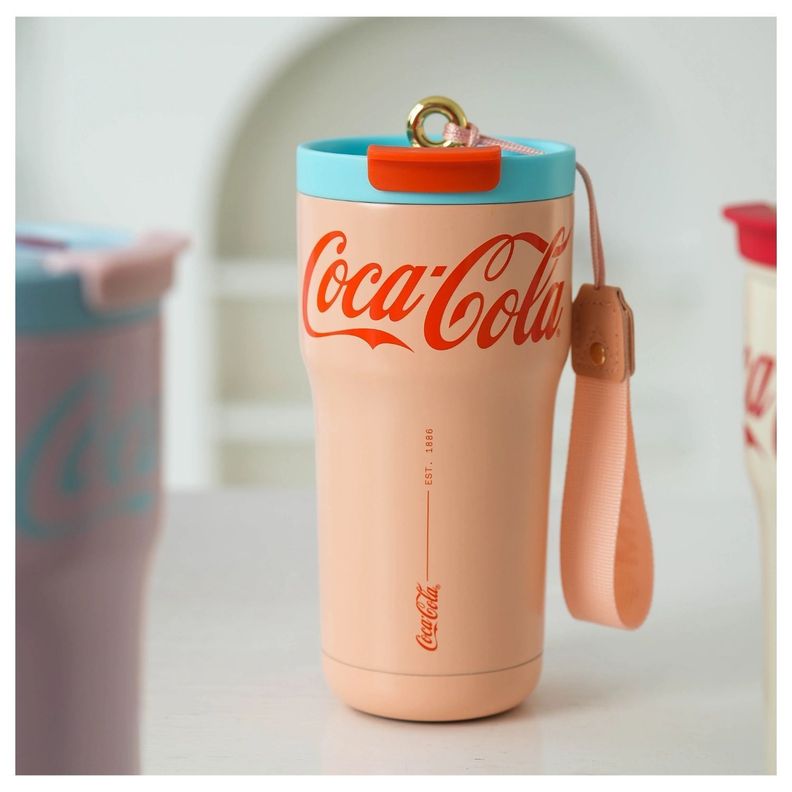 Tumbler térmico Coca Cola GERM en asado chileno mesa madera exterior