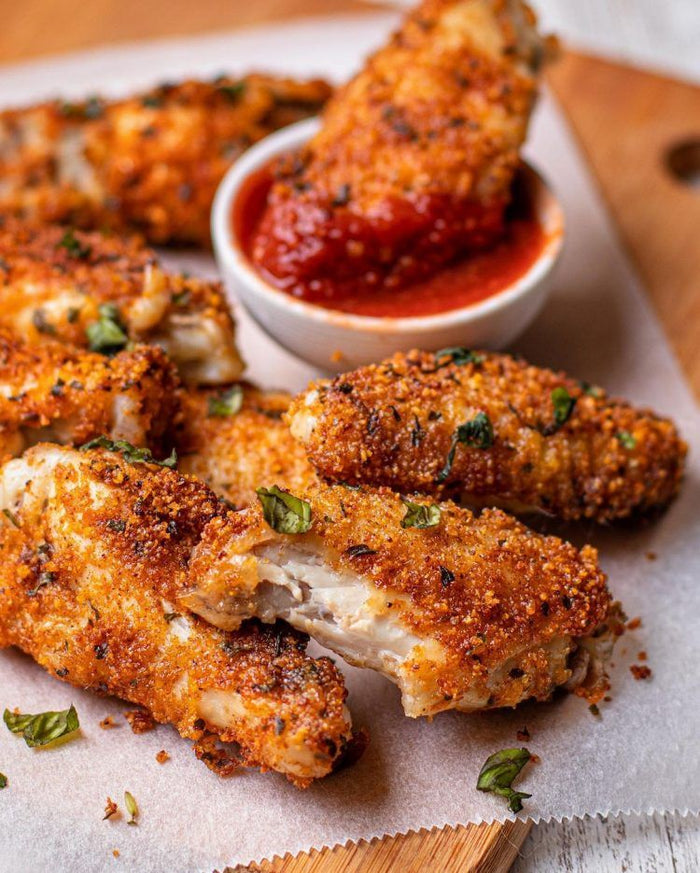 alitas de pollo crujientes apanadas con salsa de tomate