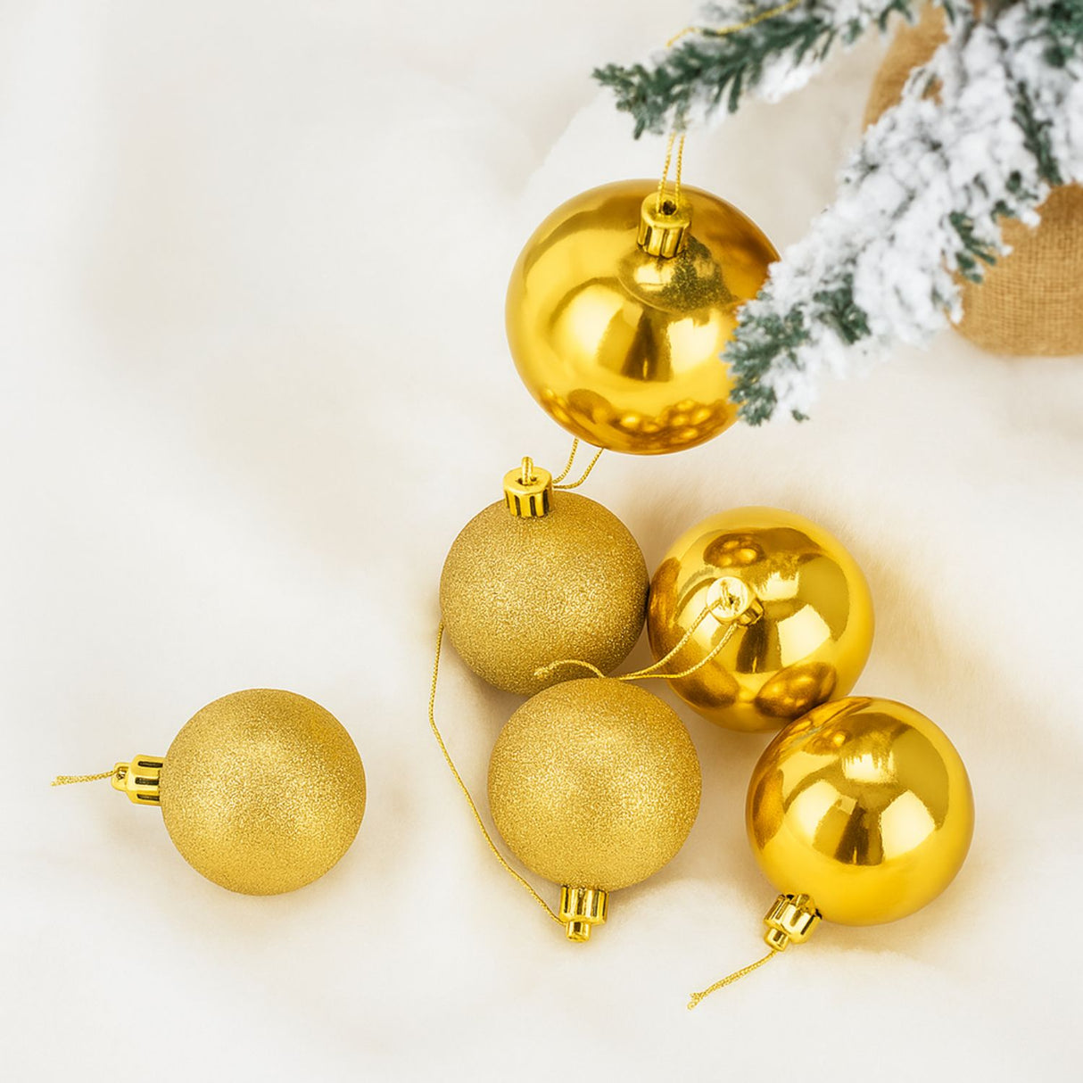 12 Esferas Navideñas Bambalinas De 6 Cm Dorado Decoracion. Perfectas para embellecer tu árbol y crear un ambiente festivo. ¡Compra ahora y decora!-2