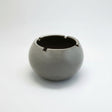 Cenicero Redondo de Porcelana Wayu Fondo blanco