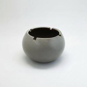 Cenicero Redondo de Porcelana Wayu Fondo blanco