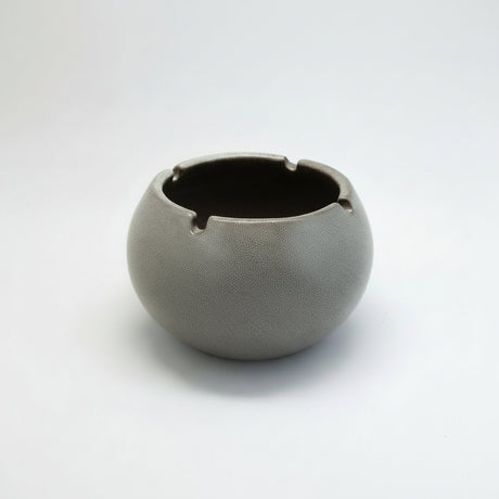 Cenicero Redondo de Porcelana Wayu Fondo blanco