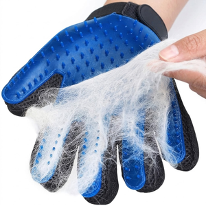 Cepillo Guantes Azul con Pelos fondo blanco | Disparo.cl