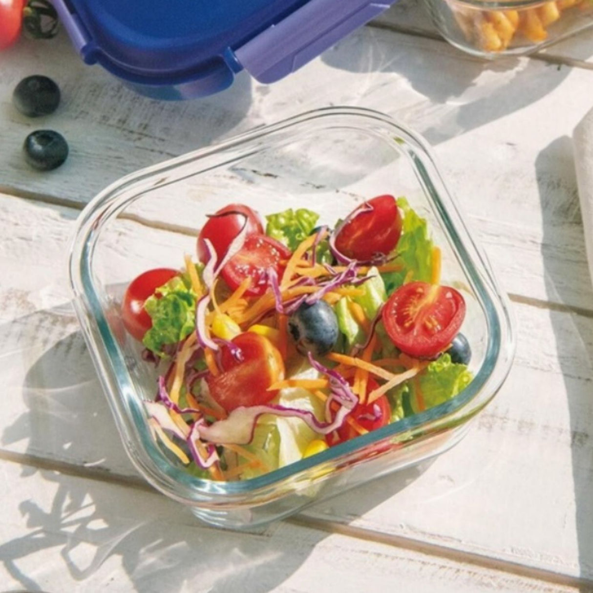 contenedor cuadrado de vidrio con ensalada fresca colorida