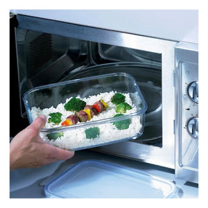 contenedor de vidrio rectangular entrando al microondas