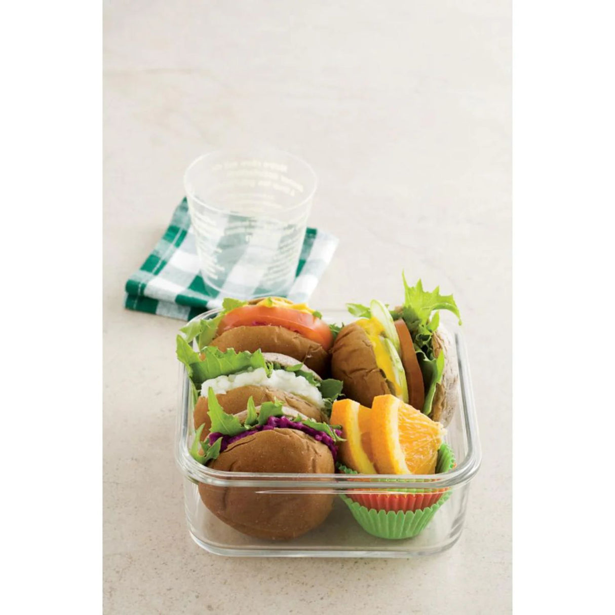 contenedor de vidrio rectangular con mini hamburguesas y frutas