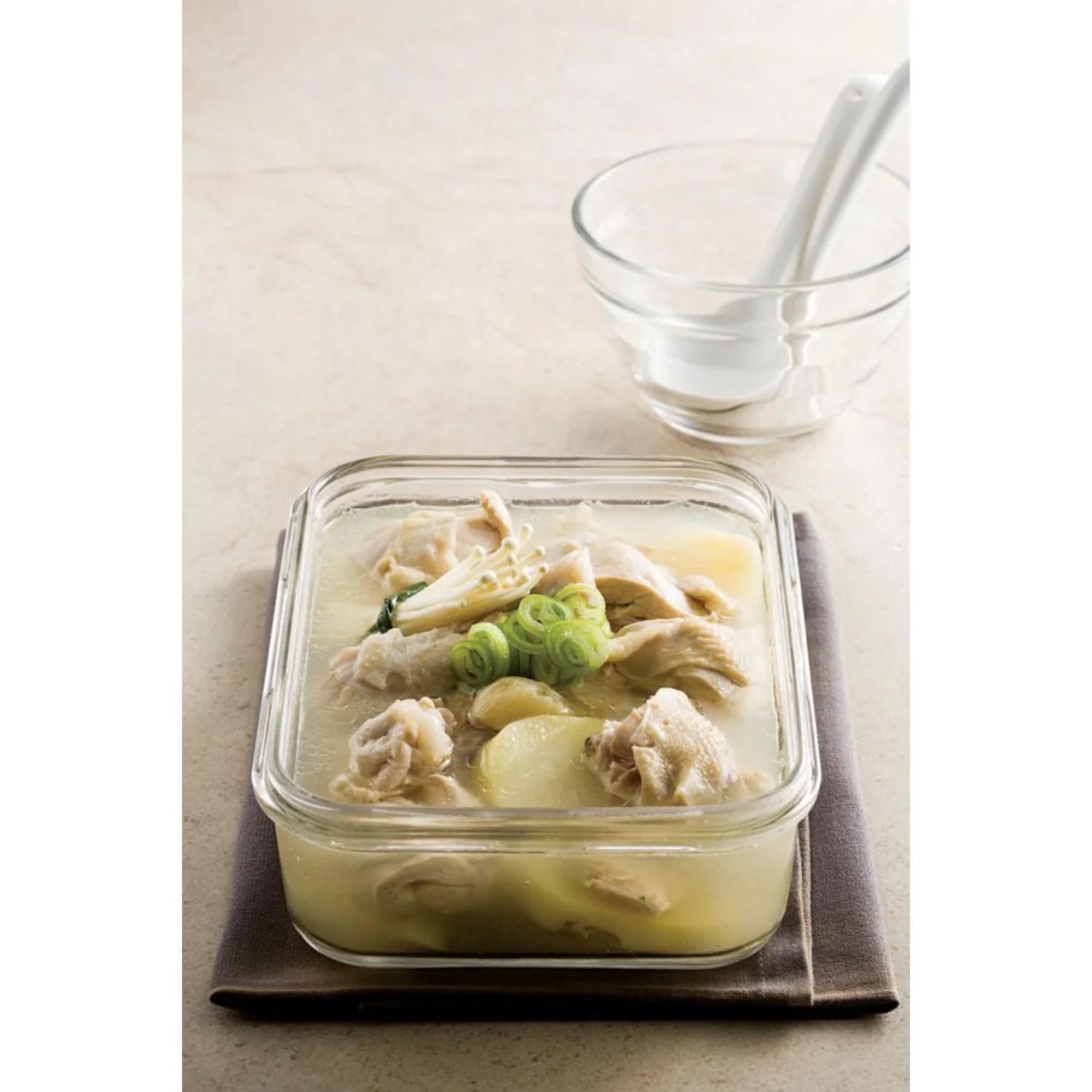 contenedor de vidrio rectangular con sopa de pollo y verduras