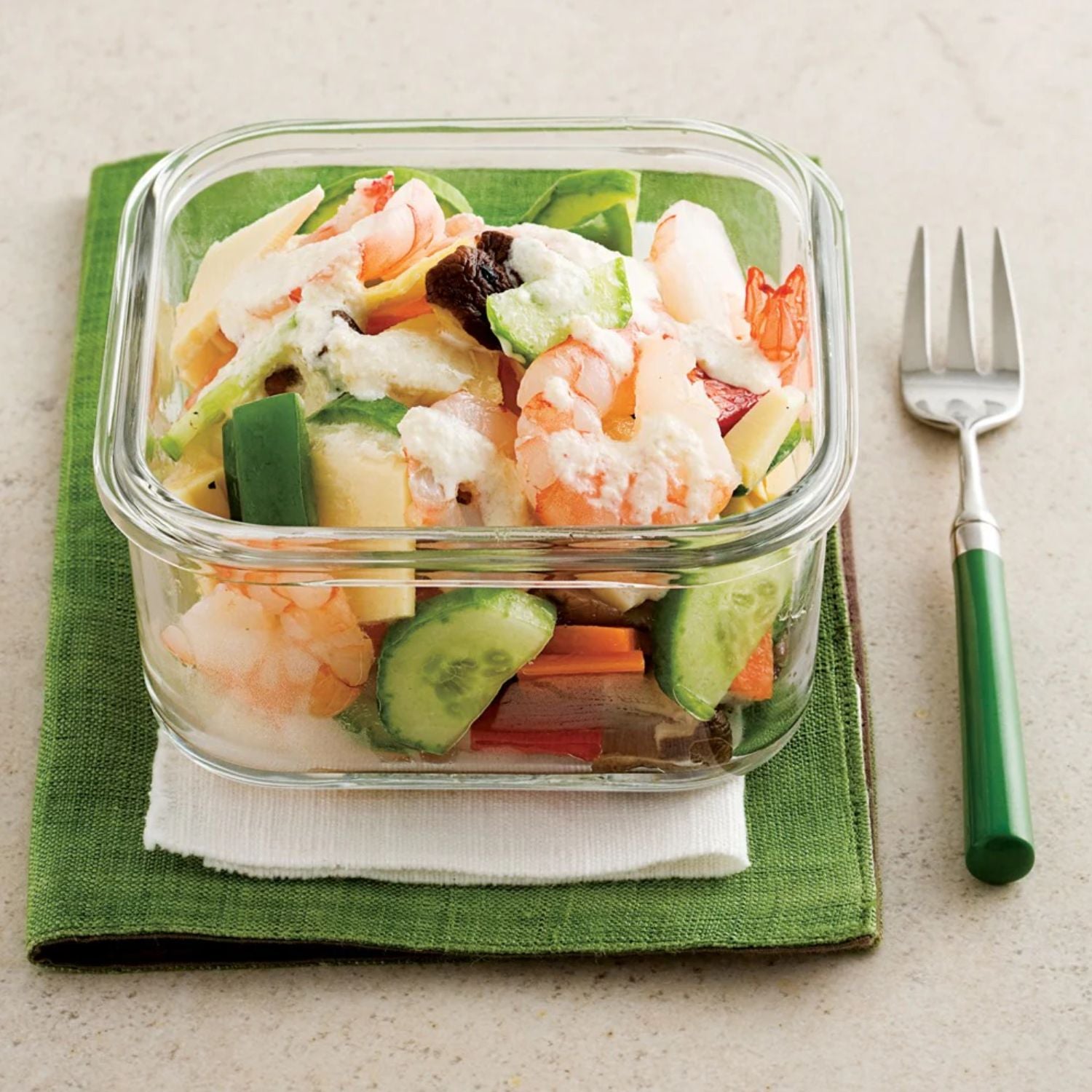 ensalada de camarones con vegetales en contenedor de vidrio cuadrado