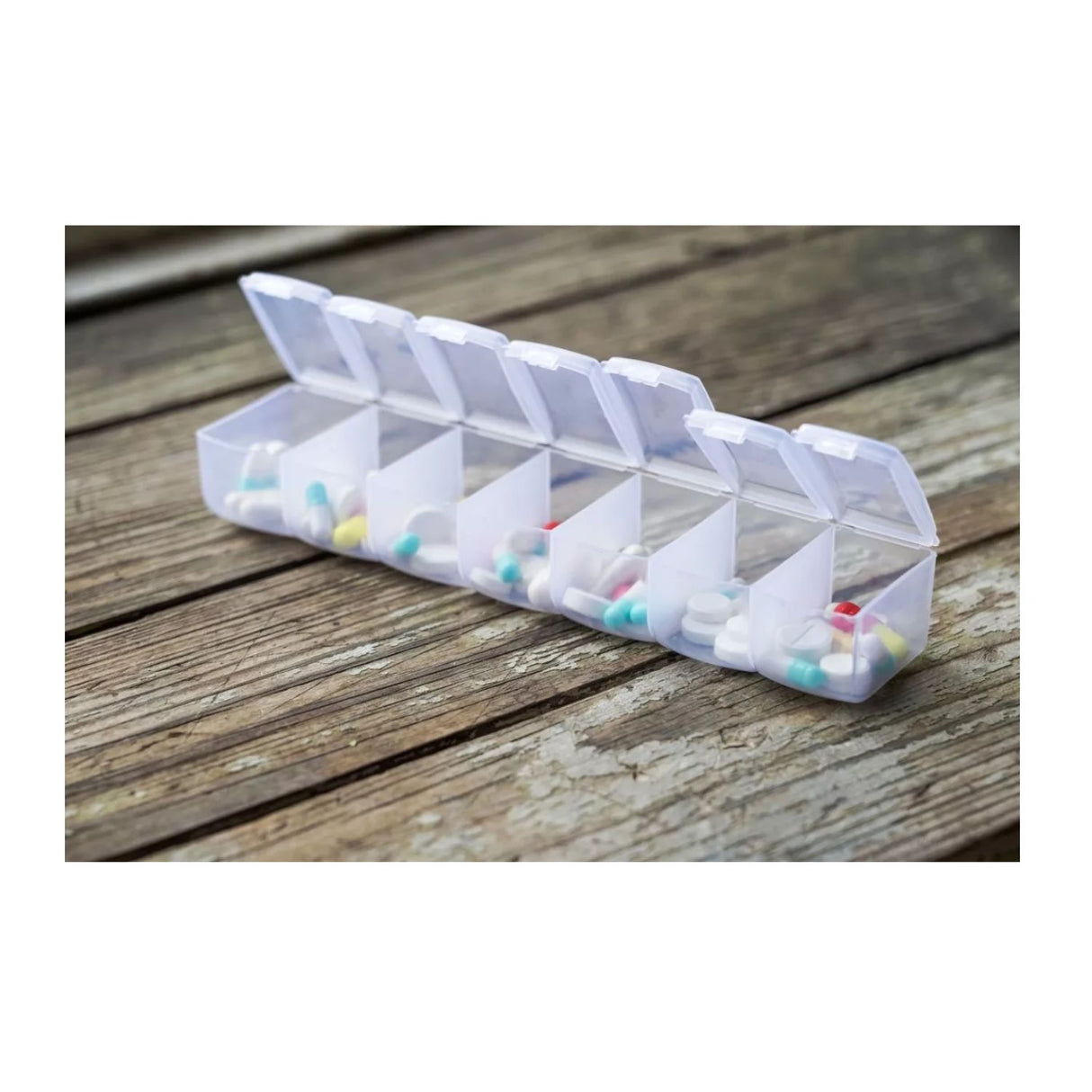 Pastillero semanal blanco de 15 cm, plástico resistente y ligero, ideal para organizar medicamentos diarios con compartimentos etiquetados.-1-4-1