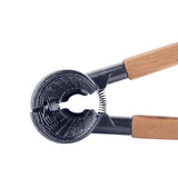 Cascanueces de madera de mango negro de 17 cm, ergonómico y antideslizante, ideal para abrir nueces con estilo y facilidad.-3