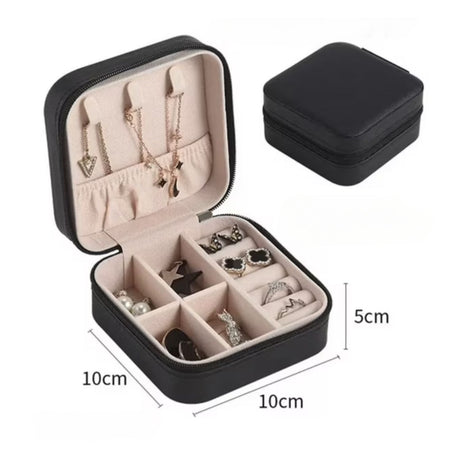 Estuche organizador de joyas cuadrado negro de 10cm, con compartimentos para collares y aretes, fabricado en material sintético y terciopelo.-1-2-1