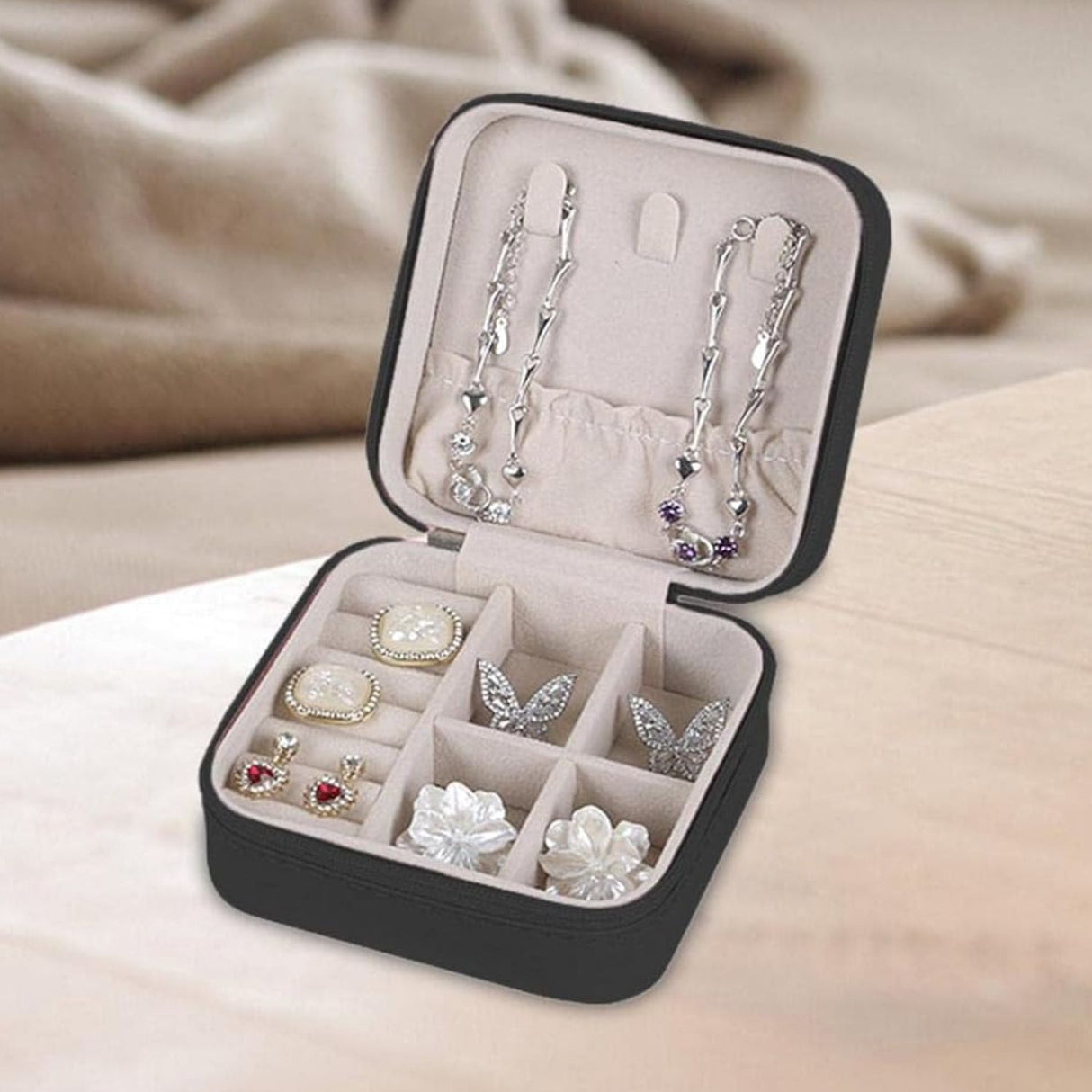 Estuche organizador de joyas cuadrado negro de 10cm, con compartimentos para collares y aretes, fabricado en material sintético y terciopelo.-1-4-1