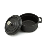 Mini olla cacerola Wayu de hierro fundido, 10 cm, color oscuro, ideal para guisos y presentación en mesa, resistente hasta 537°C.-2