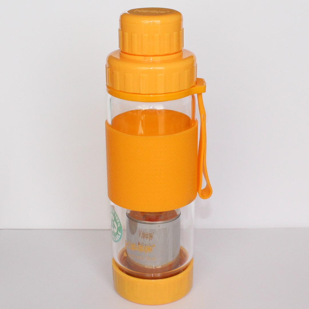 Botella de vidrio naranja con infusor para té y hierbas, 410ml, resistente a altas temperaturas, ideal para infusiones saludables en cualquier lugar.-3