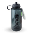 Botella de agua deportiva negra de 1 litro, fabricada en plástico BPA-free, con boquilla rebatible y marcador de ml para hidratación eficiente.-1-1-1-1